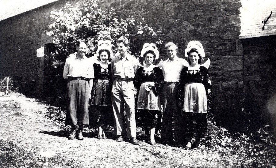 Pilotes américains tombés en Finistère et cachés chez les Girard à Keramborn De gauche à droite, le capitaine Martin, gauche, Fine Rouat, Lilly, Lisette Scoazec (Louise Girard), Hawkins et Simone Girard, la soeur de Lisette