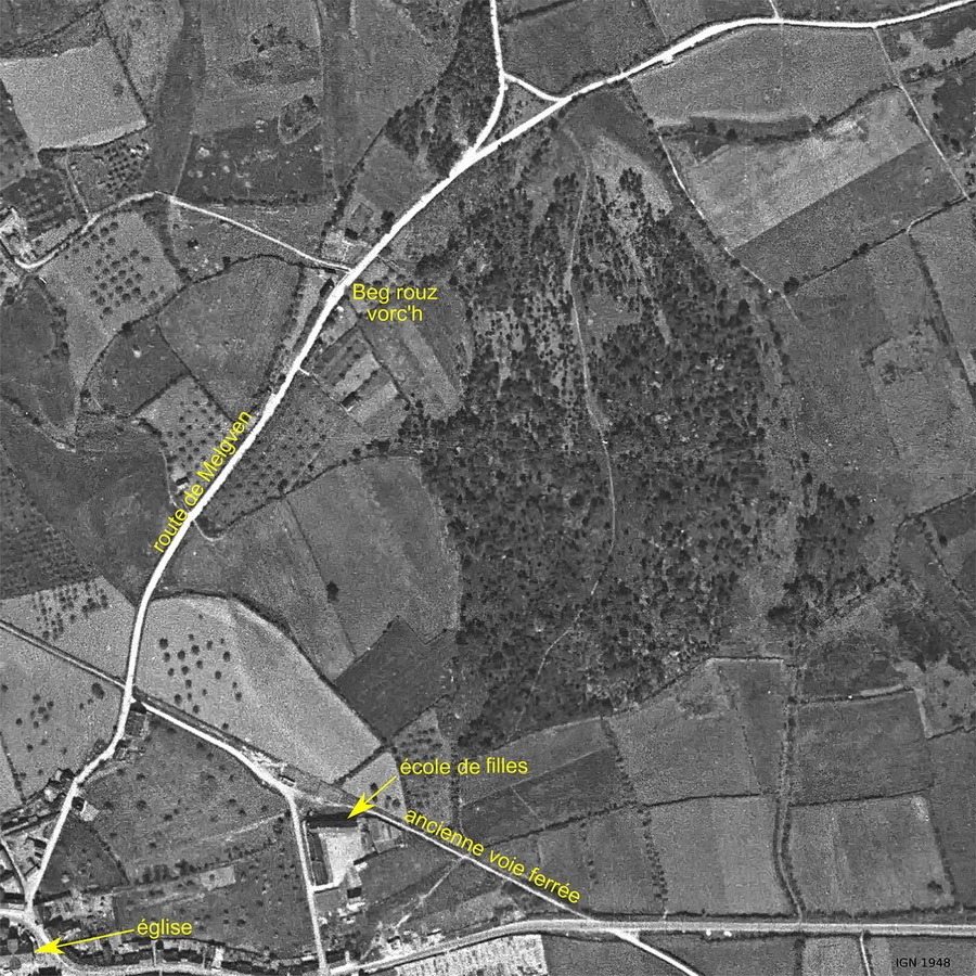 Cette vue aérienne, prise quatre ans après la fusillade de Beg Rouz Vorc’h, permet de situer la zone des combats (photo IGN)