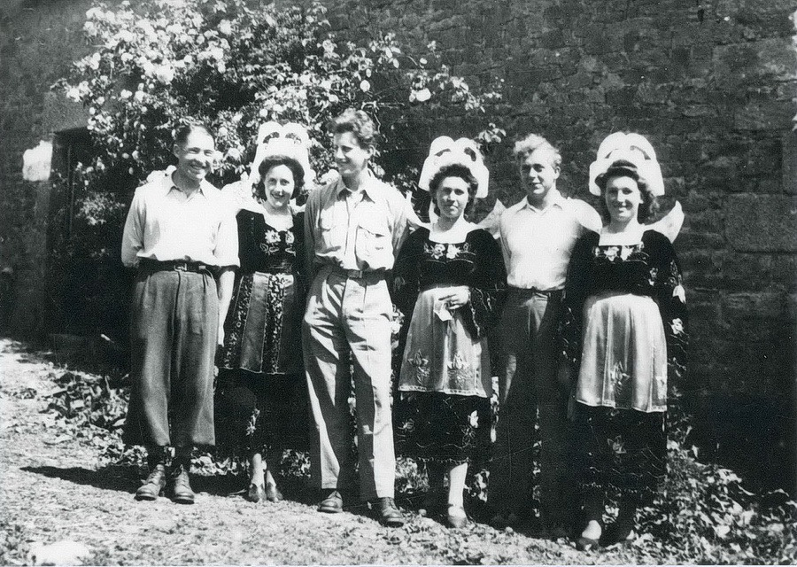 1944 : résistants et pilotes dans la ferme Girard à Keramborn ; de gauche à droite, le capitaine Georges Martin, Fine Rouat, Joe Lilly, Louise Girard, Bill Hawkins et Yvonne Girard