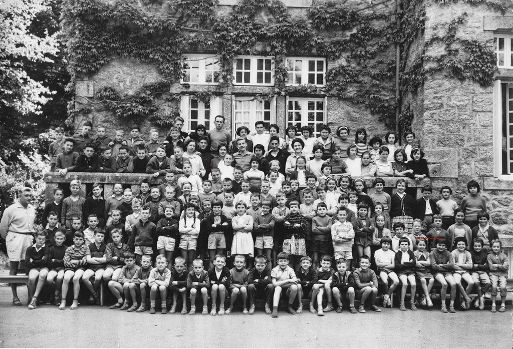 Colonie au château Lacaze en 1959 - Georges Scoarnec est le troisième au premier rang en partant de la gauche, le directeur, tout à fait à gauche