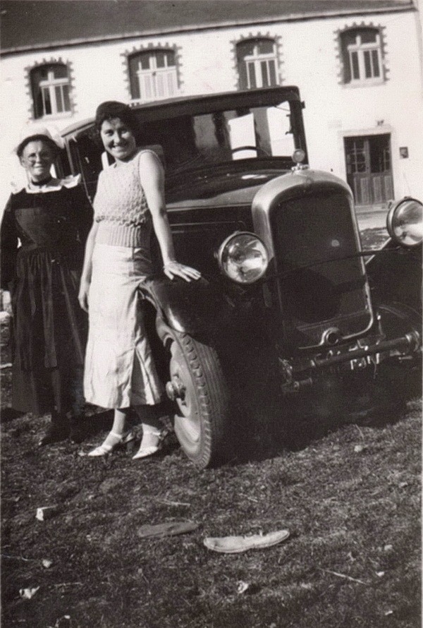 Marguerite Guillou et sa mère Joséphine Marion à côté de la Citroën C4, devant l'école publique de garçons de la rue de Concarneau en 1934