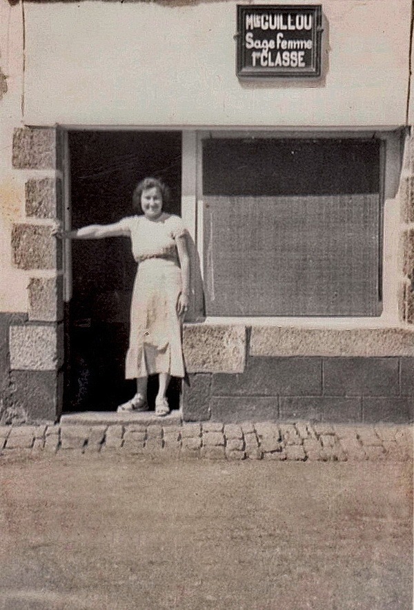 Marguerite Guillou devant son officine de sage-femme, route de Saint-Philibert, en 1933