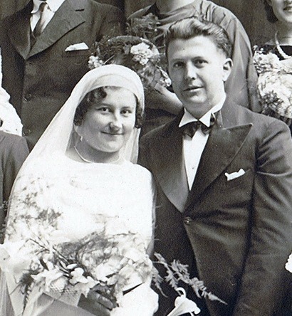 Mariage de Yves Yan et de Marguerite Guillou. Marguerite est sage femme et Yves Yan sera secrétaire de mairie à Trégunc.