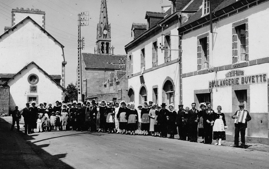 Yvon Marrec accompagne les mariés et leur cortège au son de l'accordéon, rue de Pont-Aven