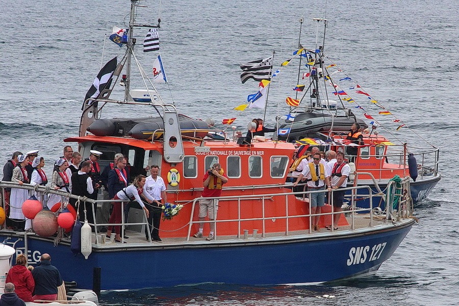 Le 14 juillet 2017, les fleurs à la mer, depuis l’Ar Beg, le bateau de sauvetage de la station SNSM de Trévignon