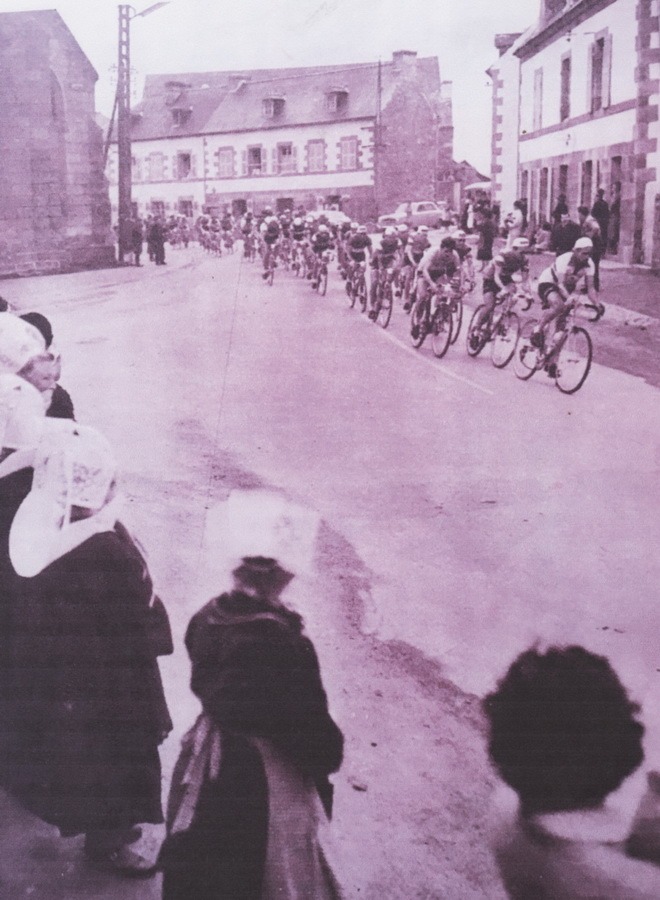 Le passage du Tour de France au bourg de Trégunc en 1958. Le peloton est emmené par Job Morvan devant Marcel Ernzer et Henry Anglade