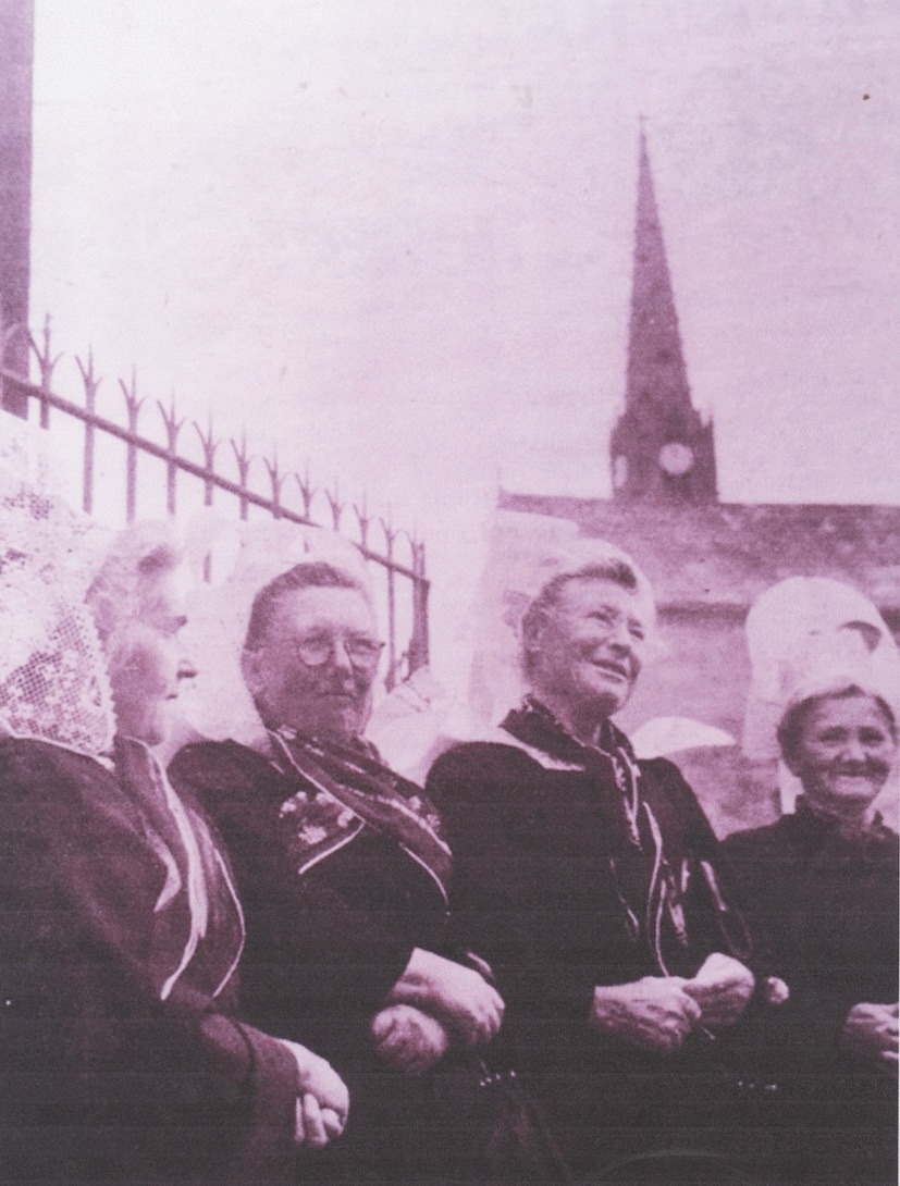 Spectatrices en coiffe, de gauche à droite, Anna Bourhis, Joséphine (Phine) Guillerm, Marie Guernalec et Marie Duvail