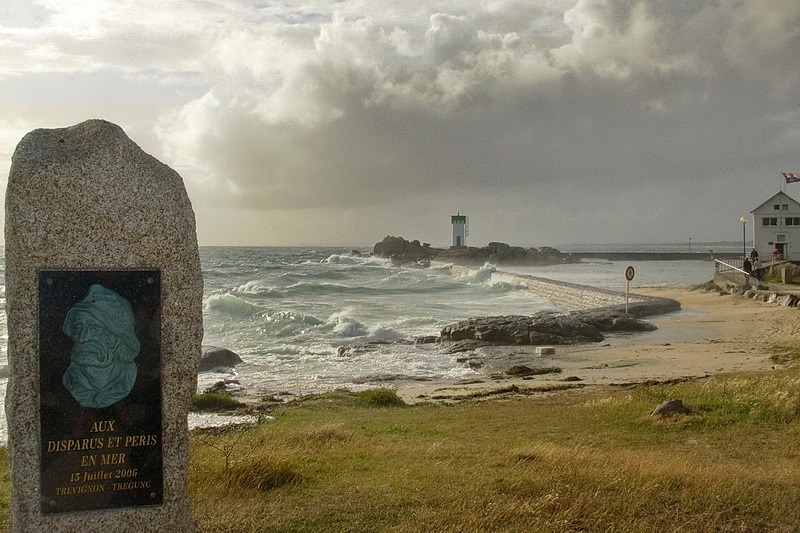 La stèle de Trévignon en hommage aux disparus et péris en mer