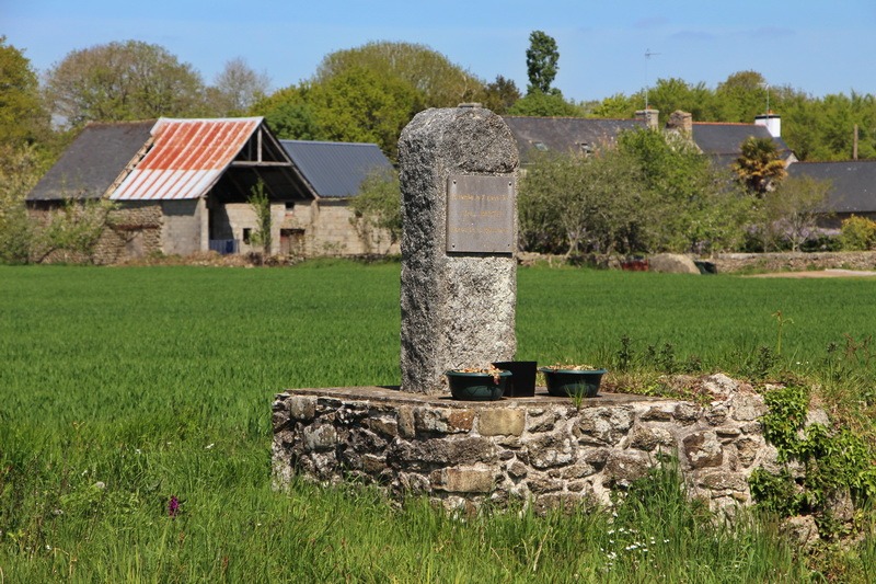 Au bord de la route départementale 783 qui mène de Trégunc à Pont-Aven, à proximité de la ferme de Kernaour, une stèle à la mémoire d’Yves Berth a été érigée