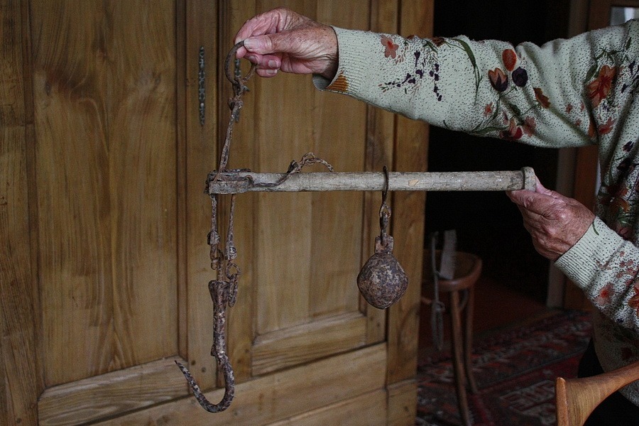 Ancienne balance romaine bois et métal de Kerlosquen