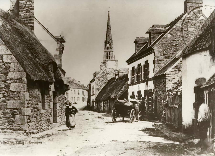 La rue de Saint-Philibert au bourg de Trégunc au début du XXe siècle