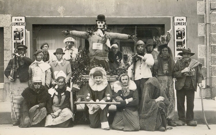 Mardi-Gras devant le magasin du photographe Glémarec rue de Pont-Aven