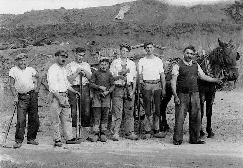 Sur le chantier de rectification du virage de Pont-Minaouët ; de gauche à droite, Louis Porhiel, Jos Caradec, Alphonse Quentel, Pierre Caradec (le fils de Jos), ??, Jean-Marie Codan, Joseph Bolloré de la ferme de Kerviniou.
