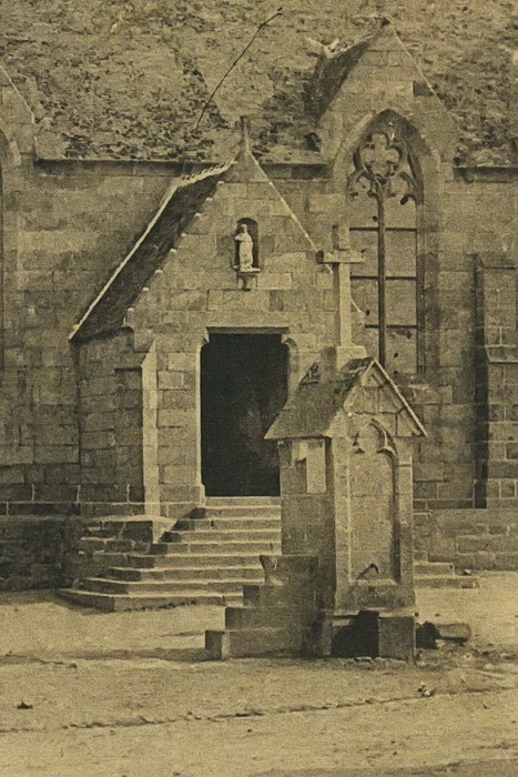 La belle fontaine qui se trouvait place de l’église a été déplacée dans les années 1960. Un e question demeure :où-est-elle actuellement ?