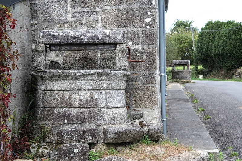 Puits circulaire encastré dans le pignon du manoir du Cosquer.