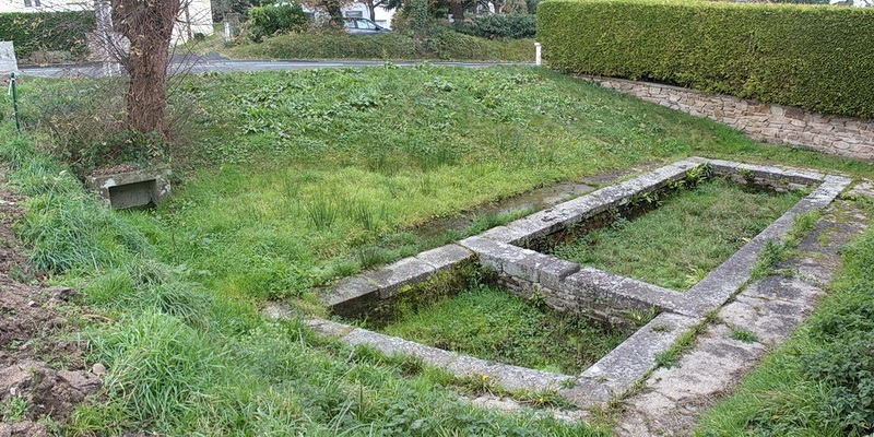 Lavoir et fontaine de Ster Laë, route de Kergleuhan