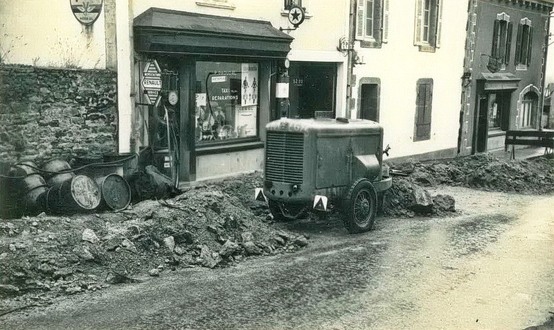 Travaux d’adduction d’eau devant le garage Daoudal rue de Concarneau dans les années 1950