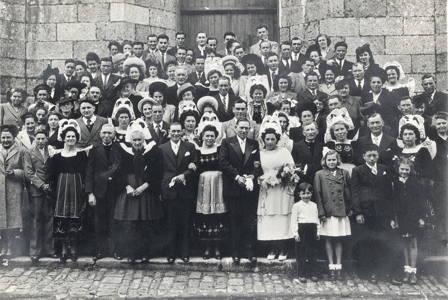 Double mariage en 1956, une des mariées a un costume breton blanc des années 1930