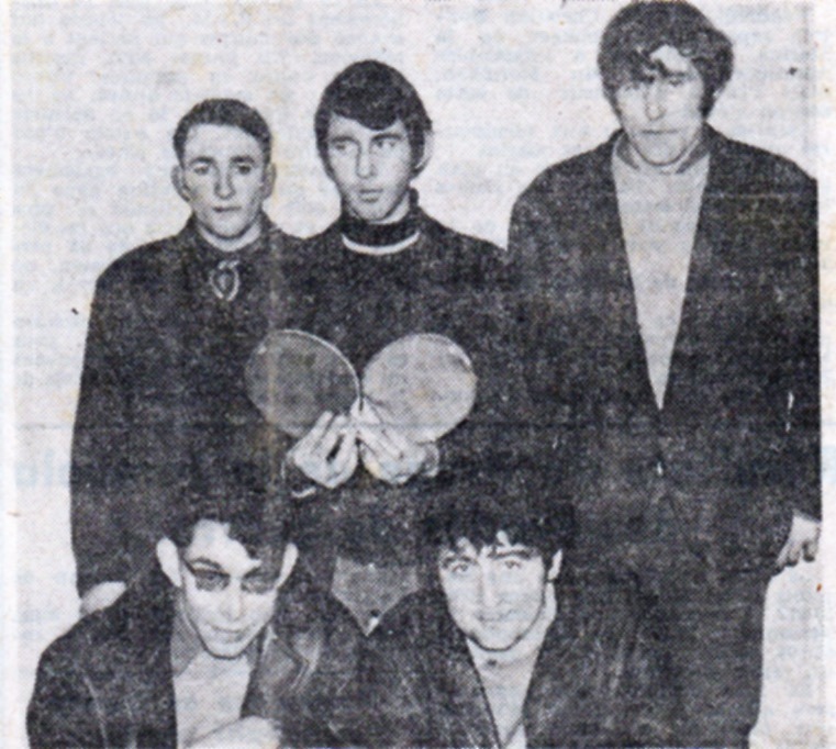 L’équipe de tennis de table du foyer des jeunes en 1968 : 1er rang : José Sancéo, Jean-Yves Goarant. 2e rang : Yves Déréat, Alain Quideleur, Michel Kerlan