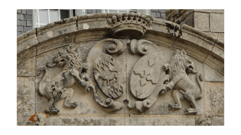Sur le fronton du château de Kerminaouët, les armes des familles de Calan et de Braquemontont (Kerminaouët Trégunc)