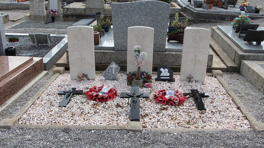 Tombes des aviateurs anglais au cimetière de Trégun