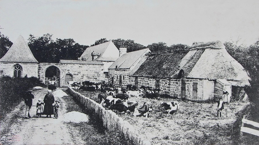 Entrée et dépendances du manoir de Penanrun