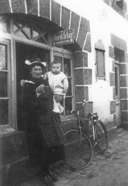 Fine-Janny et son petit fils devant son café