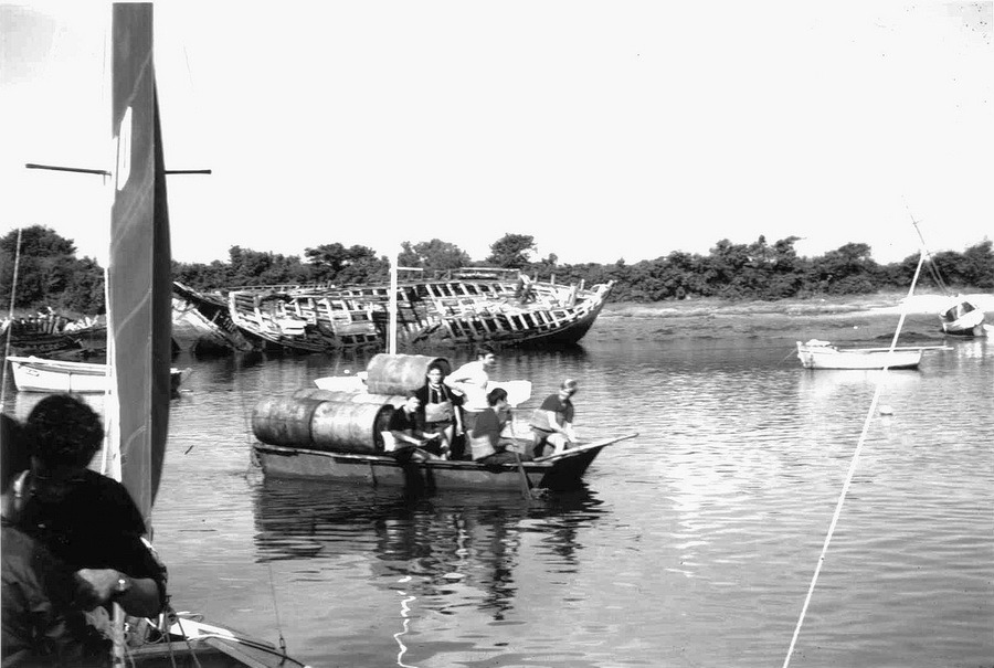 1961 : Les bidons de 200 litres sont prêts à être fixés aux épaves afin de les déplacer.