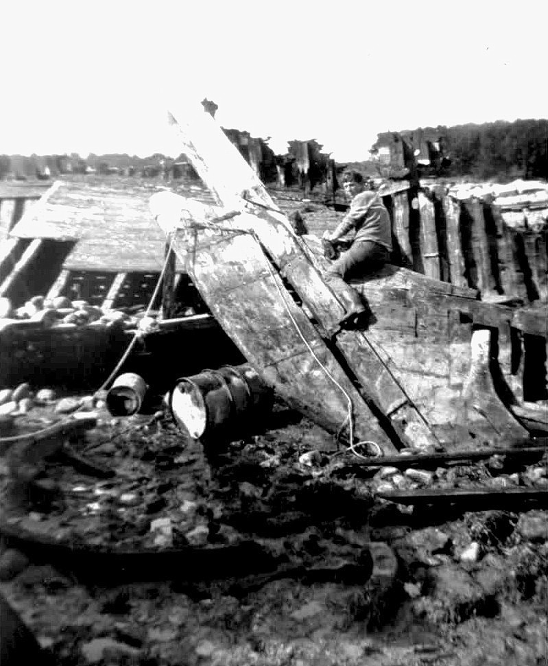 1961 : Les bidons de 200 litres sont prêts à être fixés aux épaves afin de les déplacer.