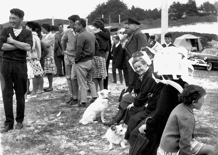 1961 : La première fête nautique sur la dune de Pors Breign. On reconnaît Jérome Goarant et Victorine Guernalec née Ollivier. La dune est encore existante.