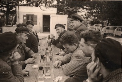 1965 : Le bistrot cabanon et Louis Morange dit Louis Tourist et Émile Furic sur la dune de Pouldohan.