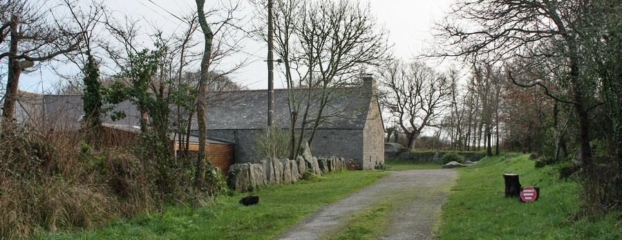 Le chemin menant à la ferme de Jean et Marie Guillou à Trévic
