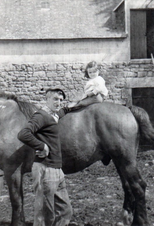 Jean Guillou et sa petite fille Christine dans la ferme