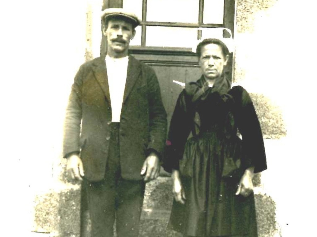 Maie-Ann et Yann devant leur maison, à Keroter-Vihan