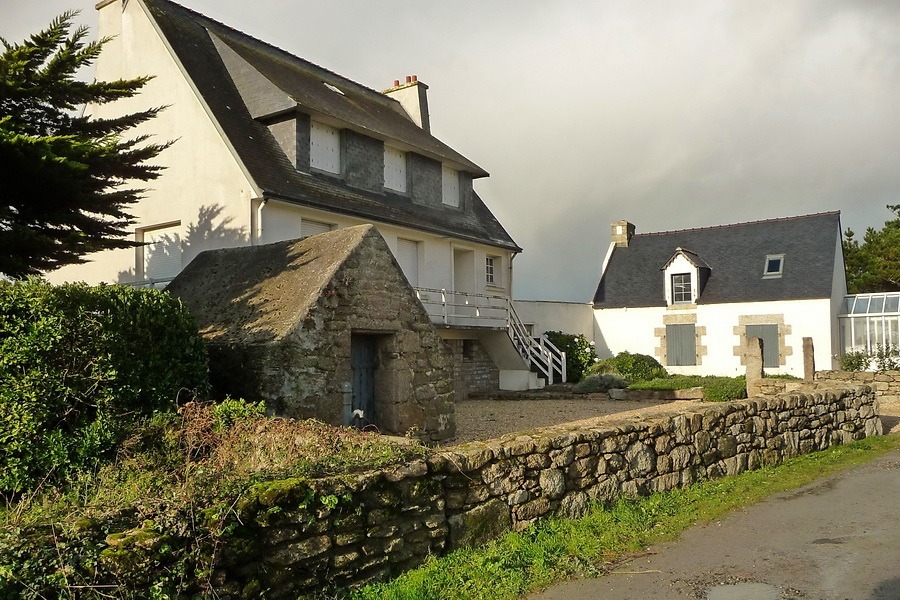 Au premier plan à gauche, la poudrière, en arrière plan, à droite, le corps de garde (Pointe de la Jument Trégunc).