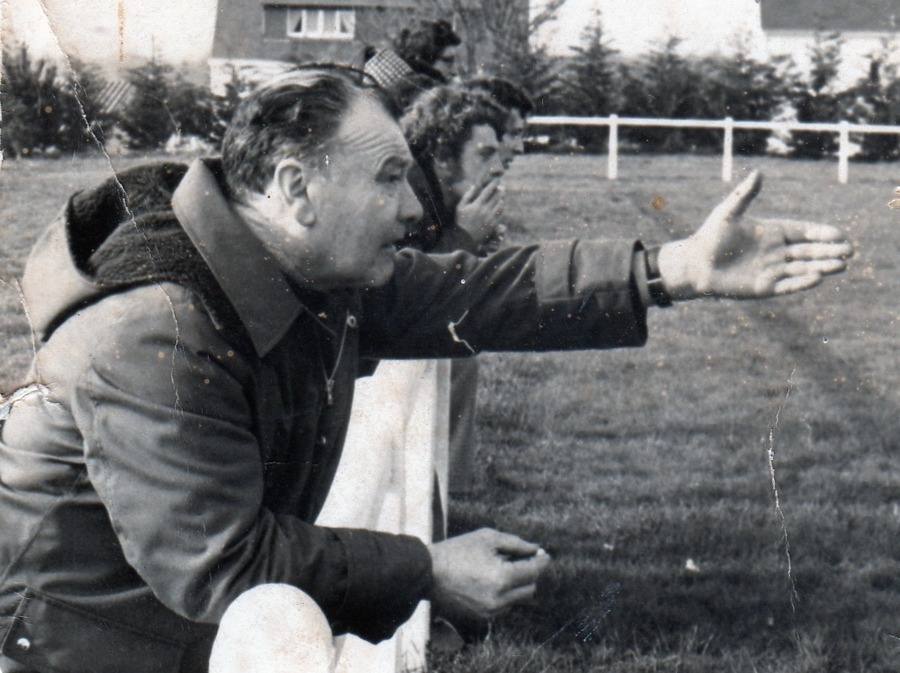 Jos Querroué signale un hors-jeu adverse en 1971.