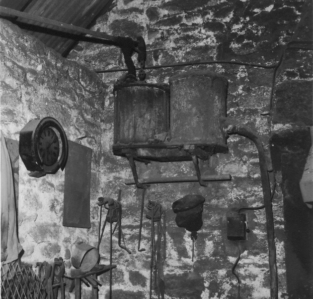 Le soufflet de la forge et l'horloge