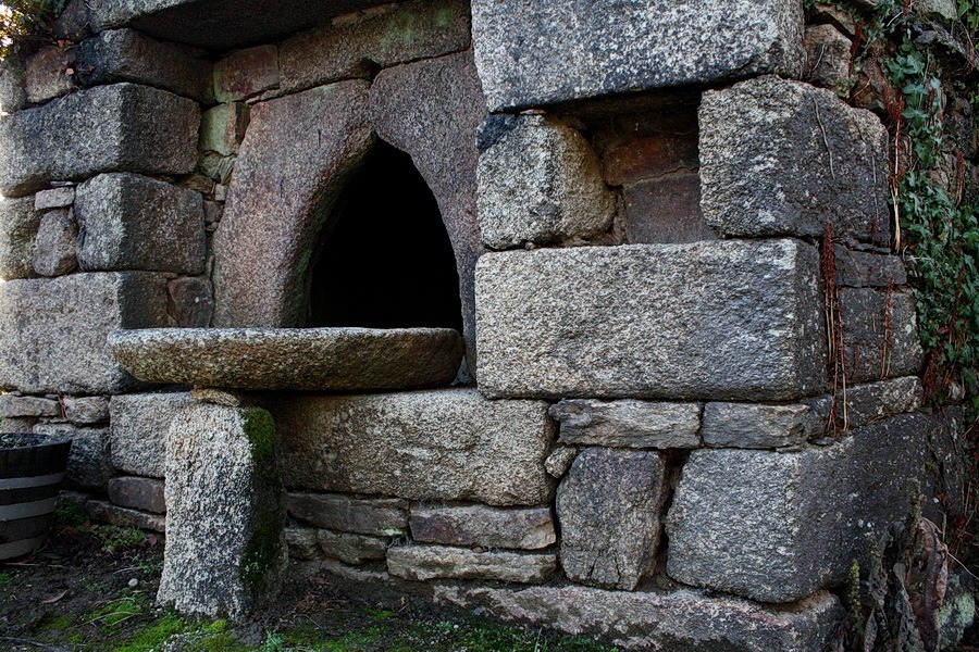 La lourde porte en granit sur son support