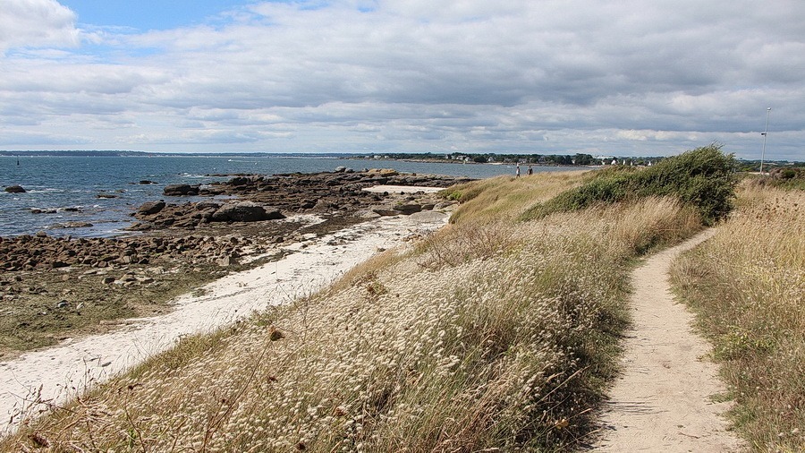 Le sentier côtier le long de la plage de Loc'h Roz, Beg ar C'hreignal