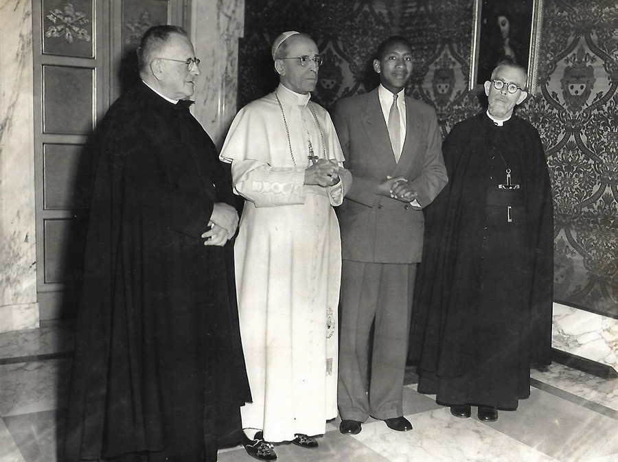 Lors de son passage à Rome, le père Canevet, est reçu en audience par Sa Sainteté Pie XII.