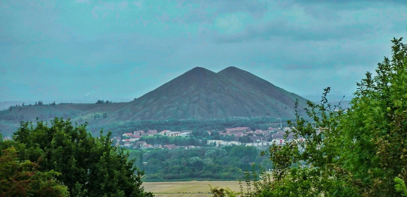 Vue sur les terrils n° 74 et 74A de Lens (photo Pierre André Leclercq). Le Bassin minier du Nord-Pas-de-Calais est inscrit sur la Liste du patrimoine mondial de l’UNESCO depuis 2012
