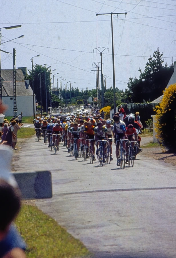 Passage du tour de France à la Pointe de Trévignon en 1982, en deuxième position Pascal Poisson. ©Peter-Joost