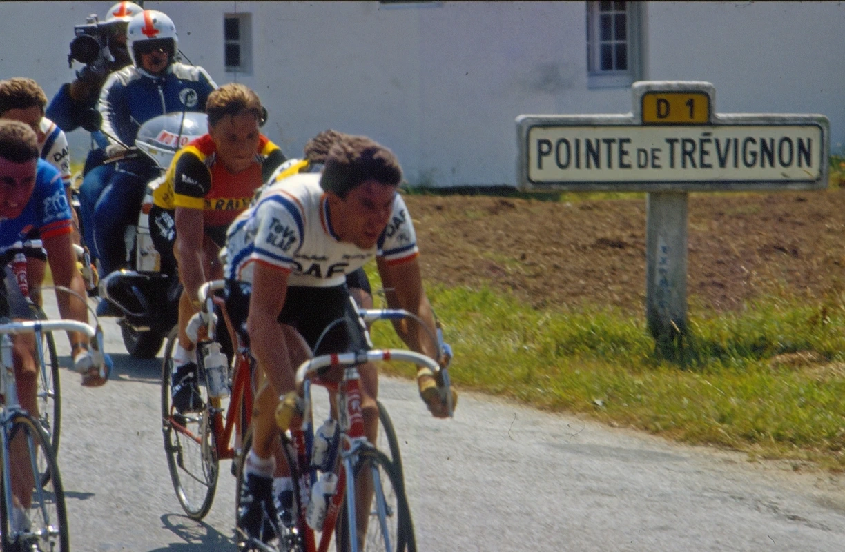 Passage du tour de France à la Pointe de Trévignon en 1982, en tête William Tackaert, après Ad Wijnands. ©Peter-Joost