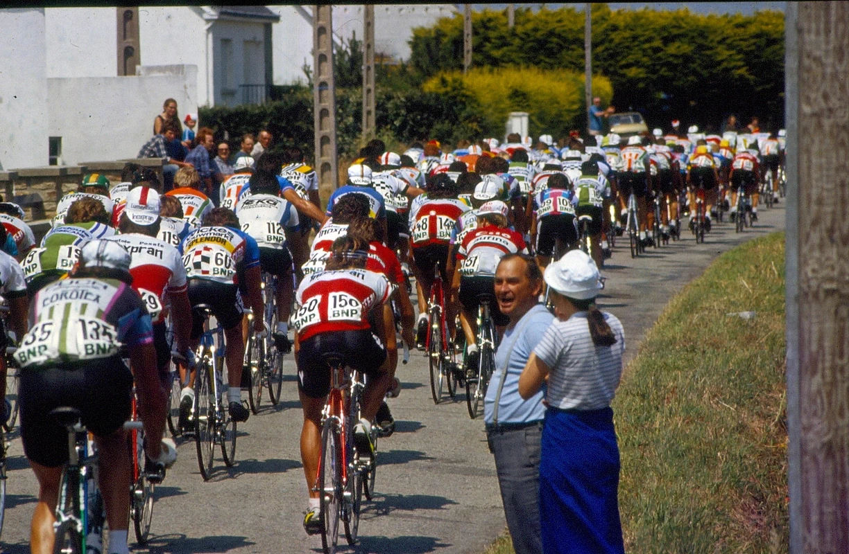Passage du tour de France à la Pointe de Trévignon en 1982. ©Peter-Joos